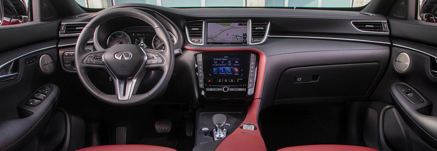 Steering wheel, infotainment system, and dash in an INFINITI SUV.