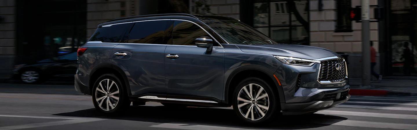 INFINITI driving in the city